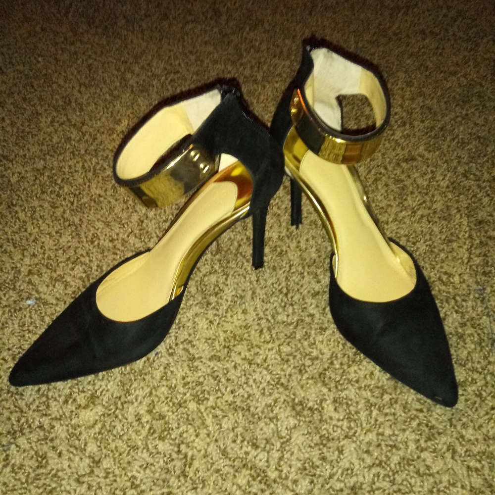 Black and Gold Gianni Bini Heels